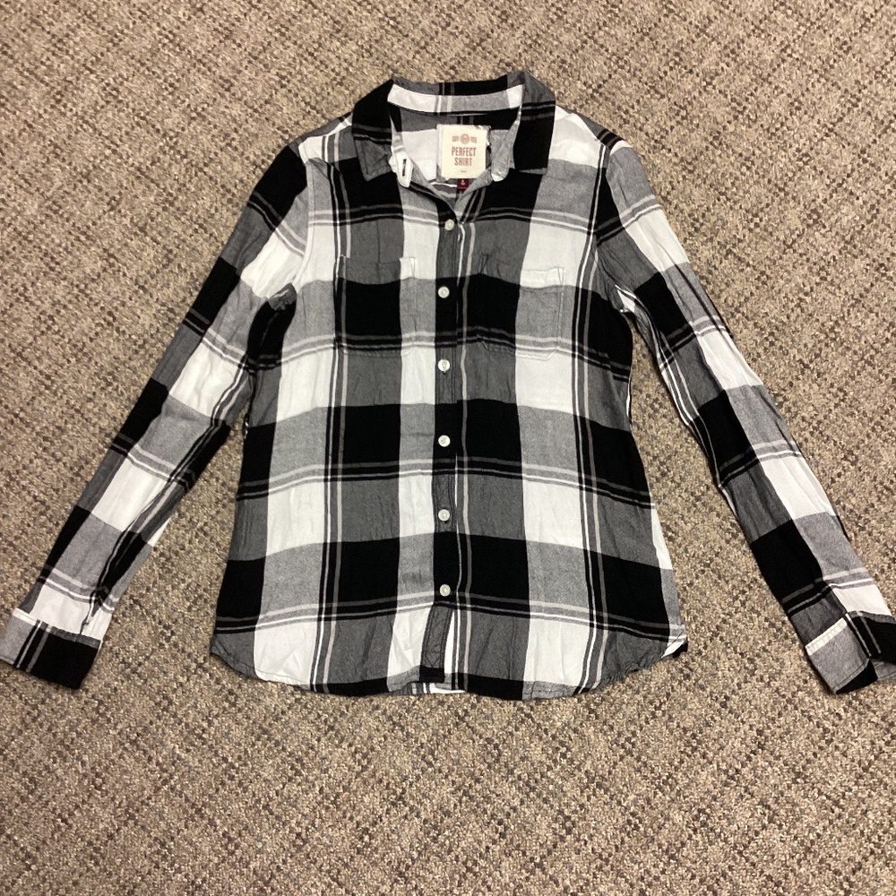 SO Perfect Shirt Black White Plaid Flannel Long Sleeve Button Shirt * Juniors S